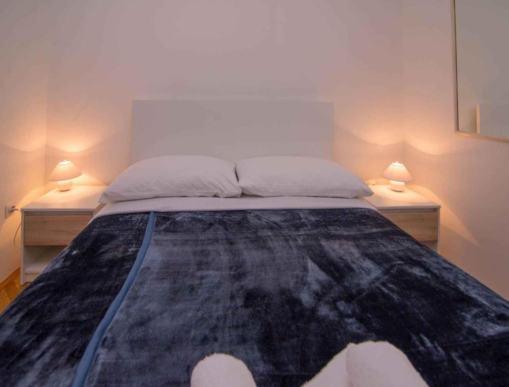 Postel nebo postele na pokoji v ubytování Apartment in Veli Losinj 34691