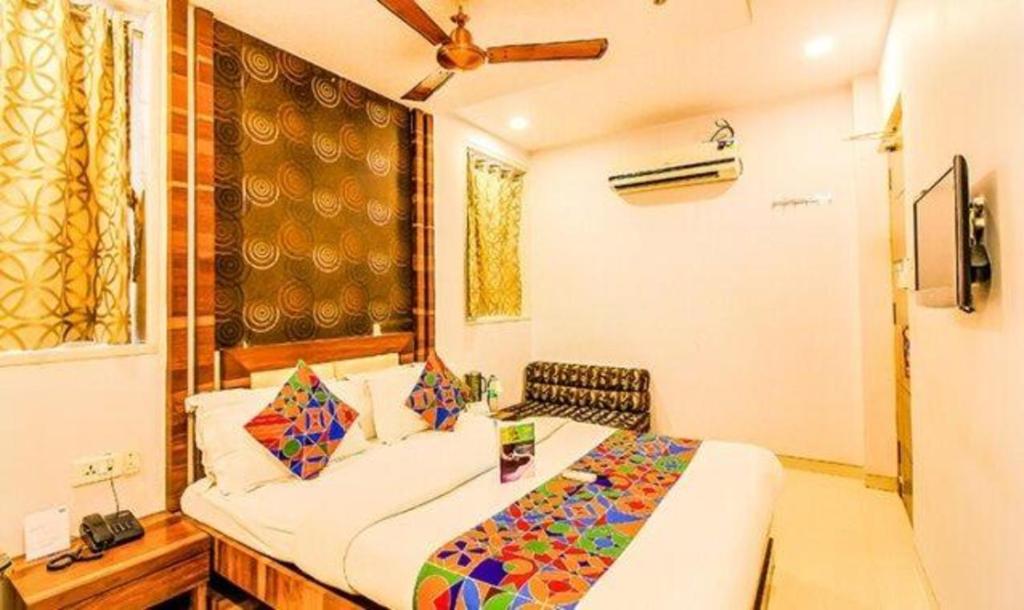 孟買的住宿－FabExpress Satellite，一间小卧室,配有床和窗户