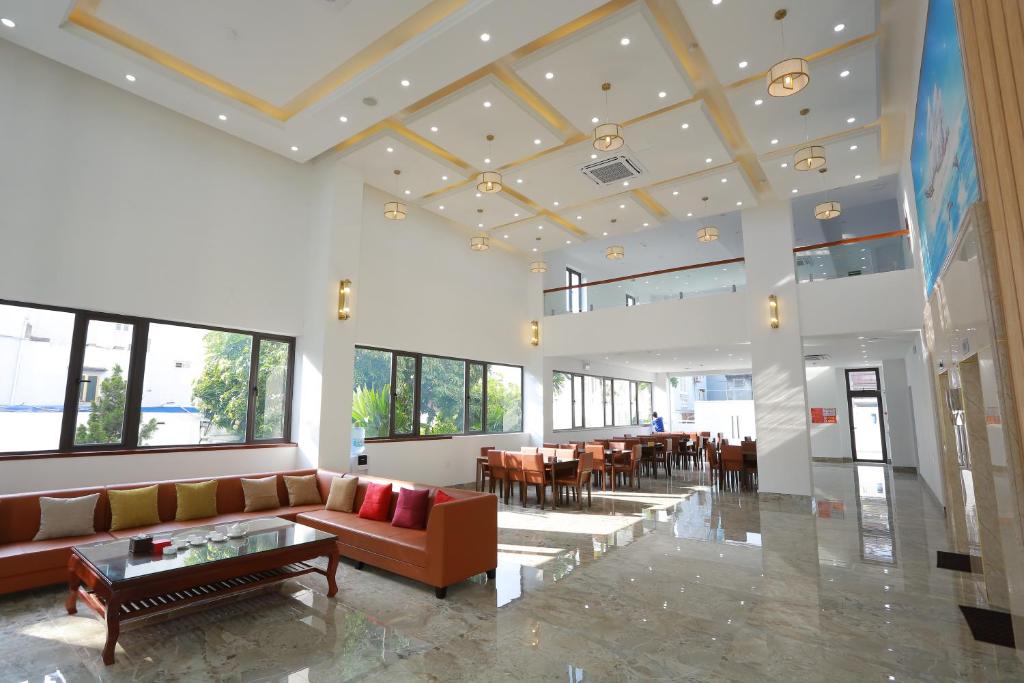 ein Wohnzimmer mit einem Sofa und einem Tisch in der Unterkunft TQ Hotel & Apartment in Haiphong