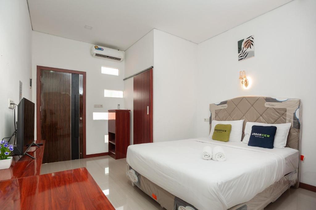 Tempat tidur dalam kamar di Urbanview Hotel Amarilis Sentul Bogor by RedDoorz