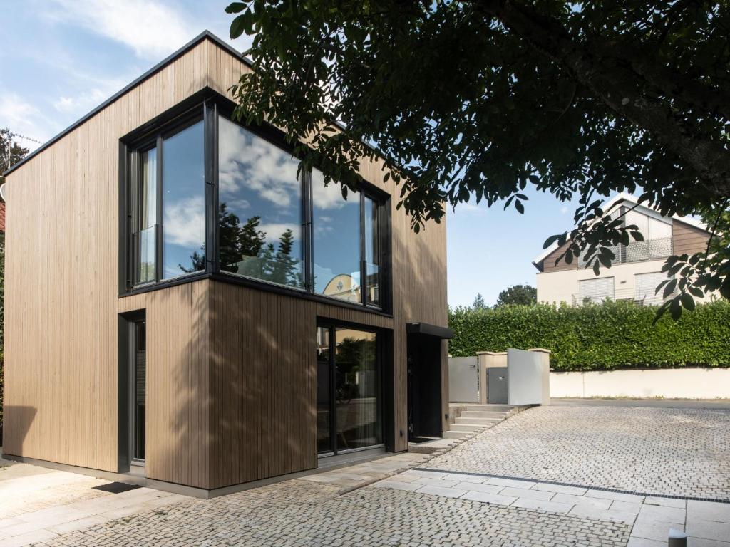 a house with glass doors on the side of it at LAKESIDE LODGE in Nonnenhorn