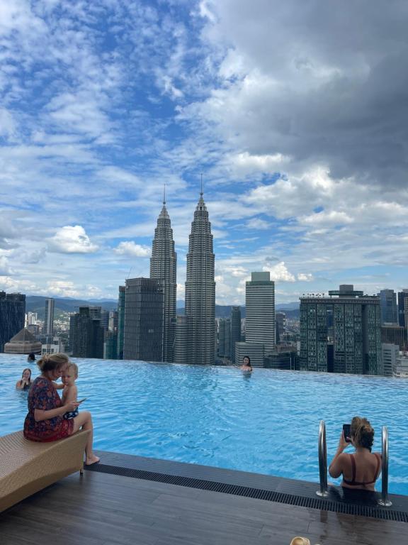 - une piscine à débordement sur le toit d'un gratte-ciel dans l'établissement KLCC Suites Platinum 2, à Kuala Lumpur