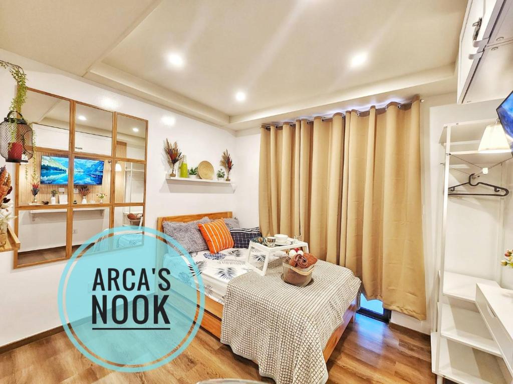 uma pequena sala de estar com uma mesa e um sofá em Arca's Nook Condo Rental for Transient em Baguio