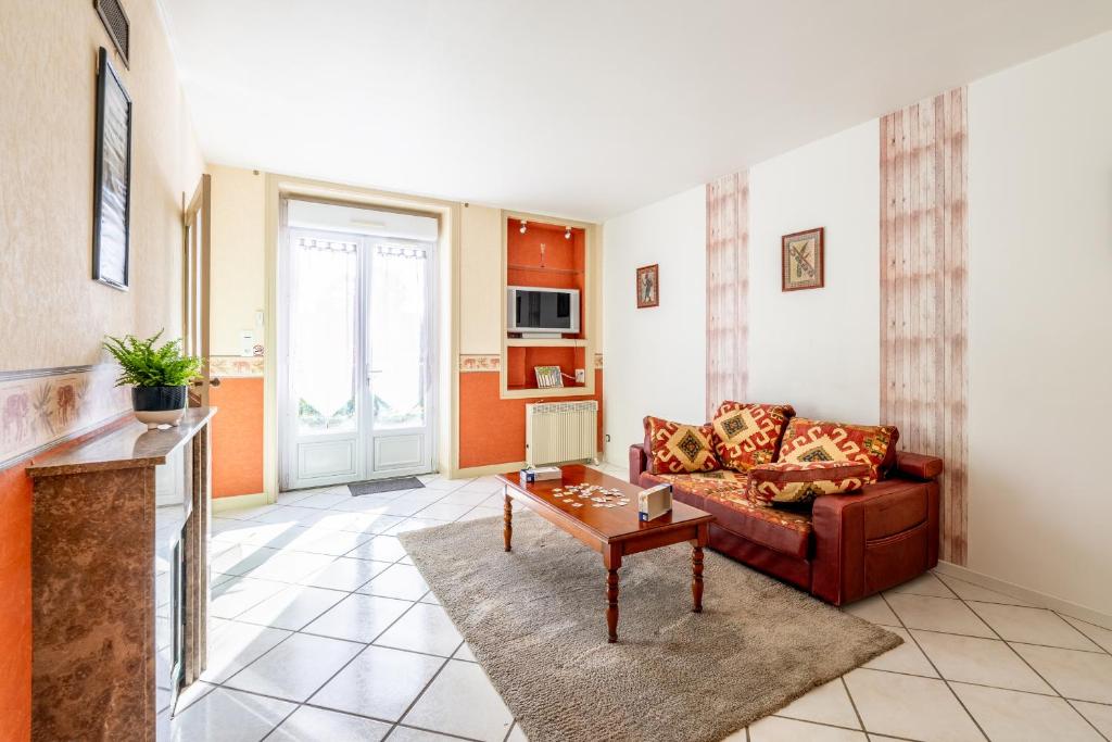 un salon avec un canapé et une table dans l'établissement Logement 3ch 8 personnes, à Saint-Hilaire-de-Voust