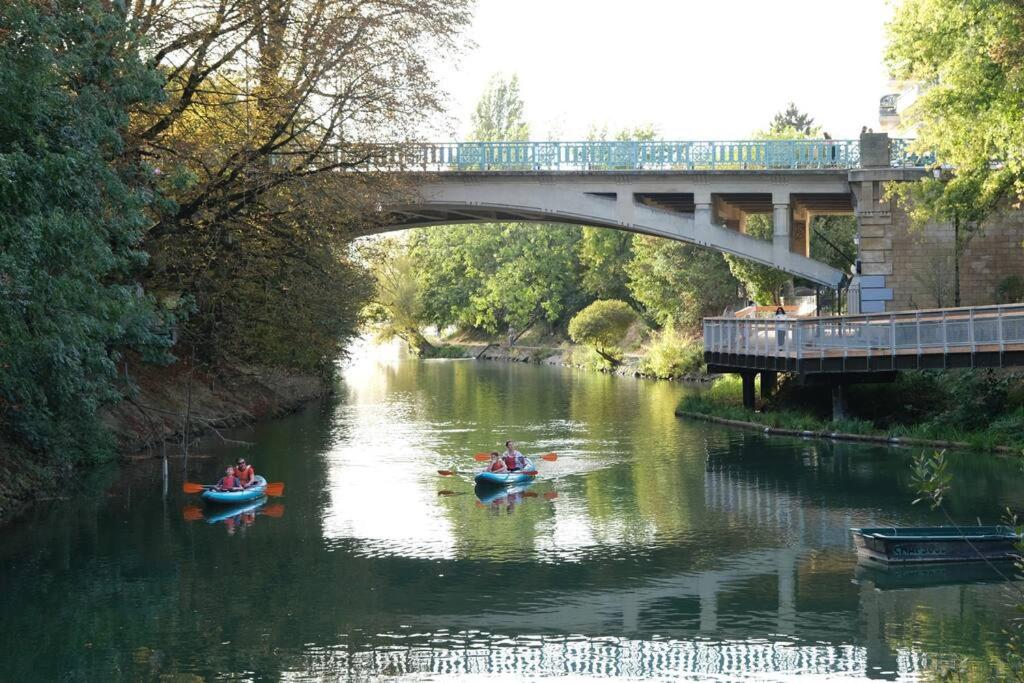2 personnes en kayaks sur une rivière sous un pont dans l'établissement Appartement 67m² 500m RER (20mn Paris) face Marne, à Champigny-sur-Marne