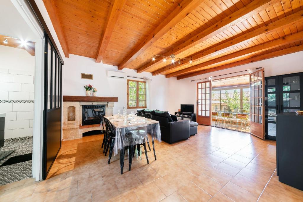 a living room with a table and a couch at L'Oustaou Dou Verdoun - Avec grand jardin in Régusse