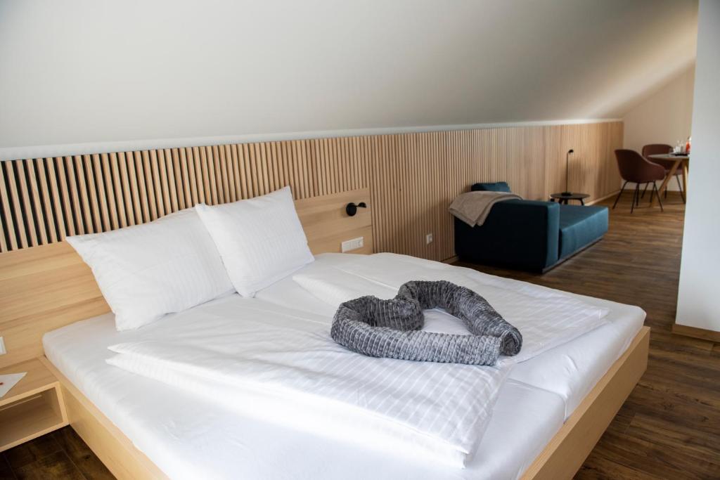 Ένα ή περισσότερα κρεβάτια σε δωμάτιο στο Gasthof Hasen