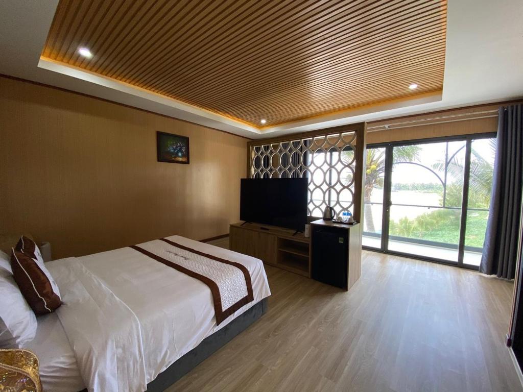 Tuy Phong的住宿－Khách sạn - Nhà hàng Hoàng Phúc，一间卧室设有一张大床和一个大窗户