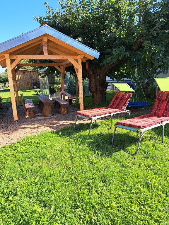 two chairs and a gazebo in a park at Ferienwohnung Spatzennest in Fladungen