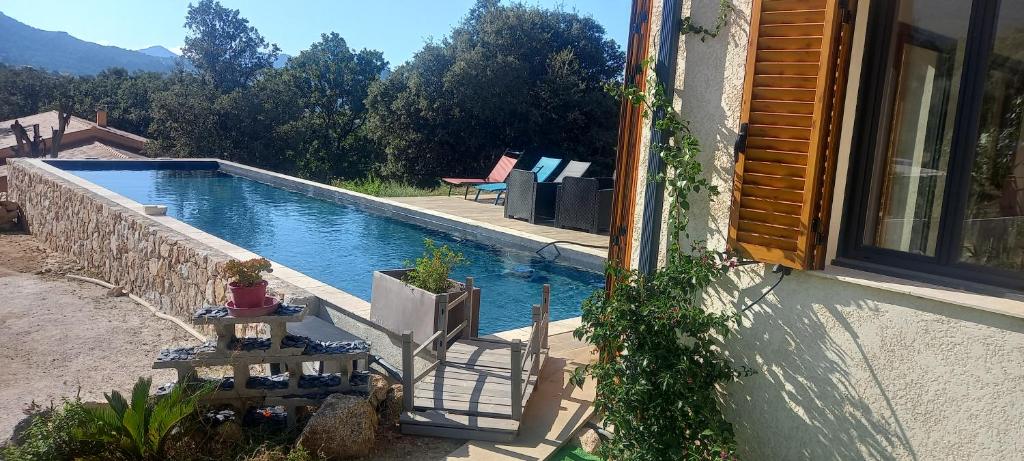 Výhled na bazén z ubytování Maison neuve Vue imprenable Piscine et spa nebo okolí