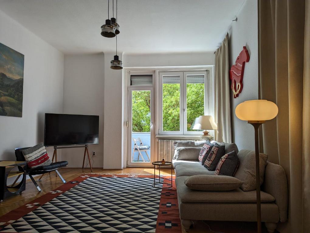 un soggiorno con divano e TV di Cozy Park Apartment a Budapest