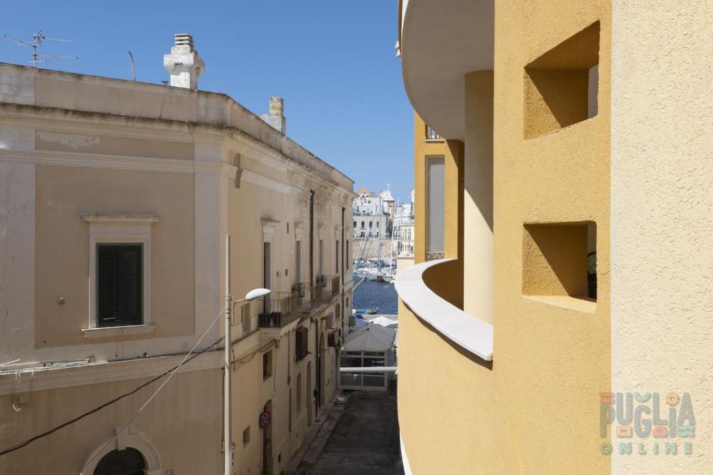 une vue sur une ruelle située entre deux bâtiments dans l'établissement Appartamento Fontana Greca 4 ,Gallipoli, à Gallipoli