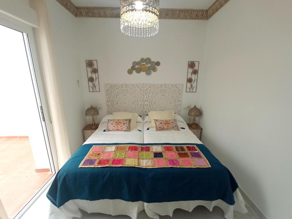 1 dormitorio con 1 cama con edredón en Los encantos de Almavir, en Córdoba