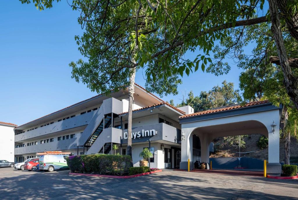 a building with a parking lot in front of it at Days Inn by Wyndham Encinitas Moonlight Beach in Encinitas
