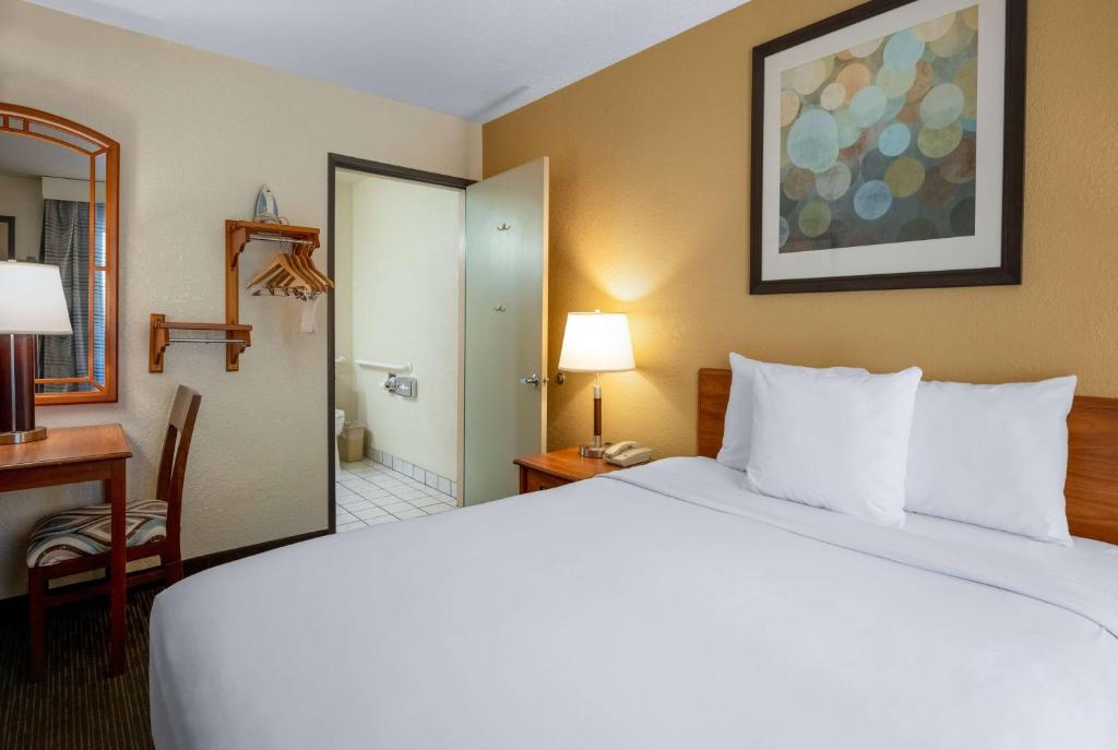 Days Inn by Wyndham Encinitas Moonlight Beach - Queen Oda - Engelli Erişim/Sigara İçilmez