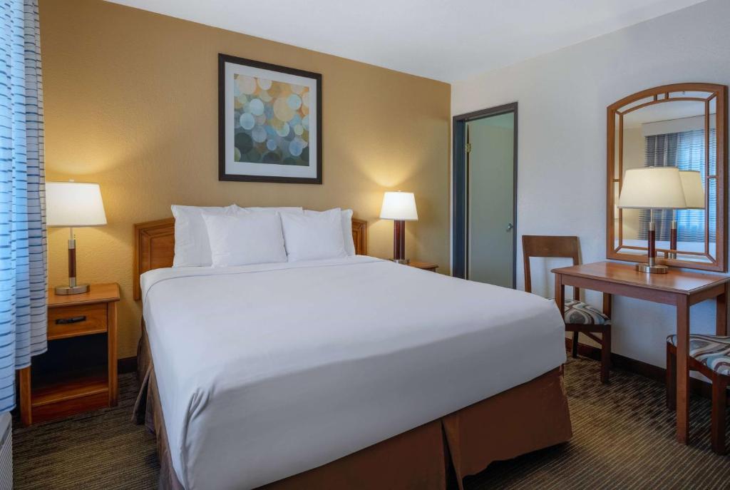 Days Inn by Wyndham Encinitas Moonlight Beach - Chambre à Coucher King Suite - Non-fumeurs