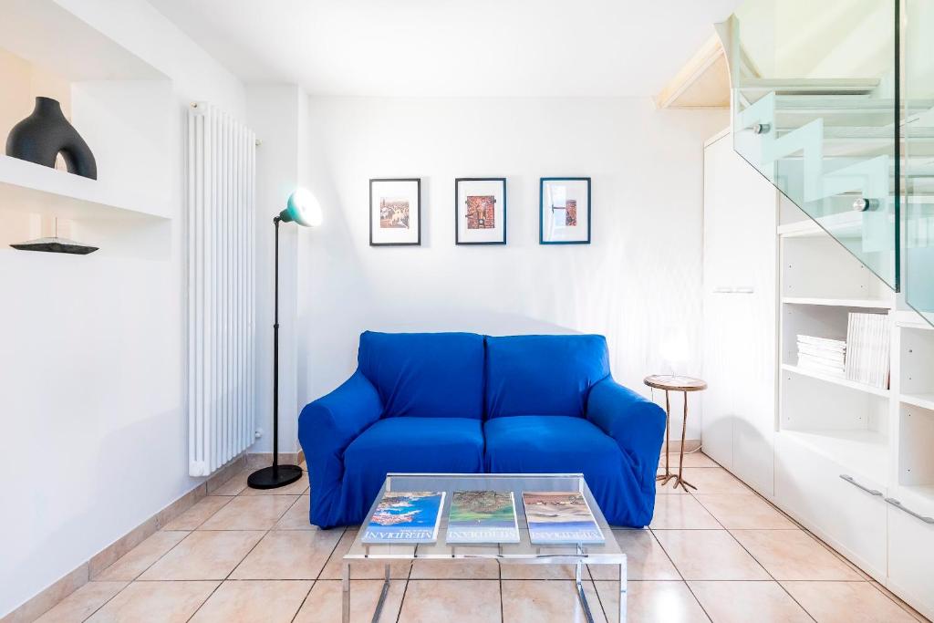 a blue couch in a living room with a table at Venezia Double in Florence
