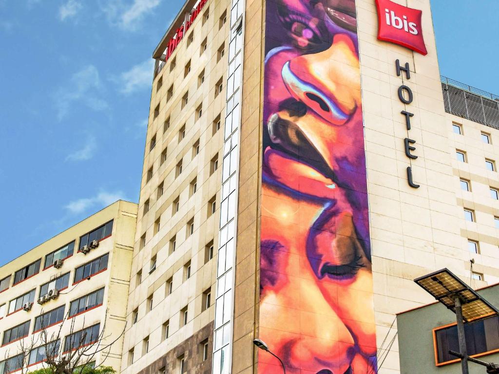 una gran pintura en el lateral de un edificio en ibis Lima Larco Miraflores, en Lima