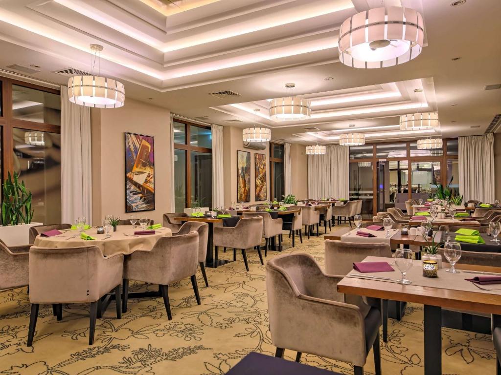 Reštaurácia alebo iné gastronomické zariadenie v ubytovaní Mercure Bydgoszcz Sepia