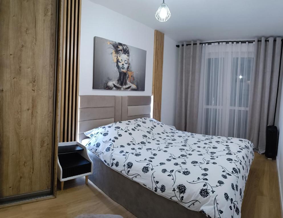 1 dormitorio con 1 cama y una foto de un león en Apartament Loft, en Toruń