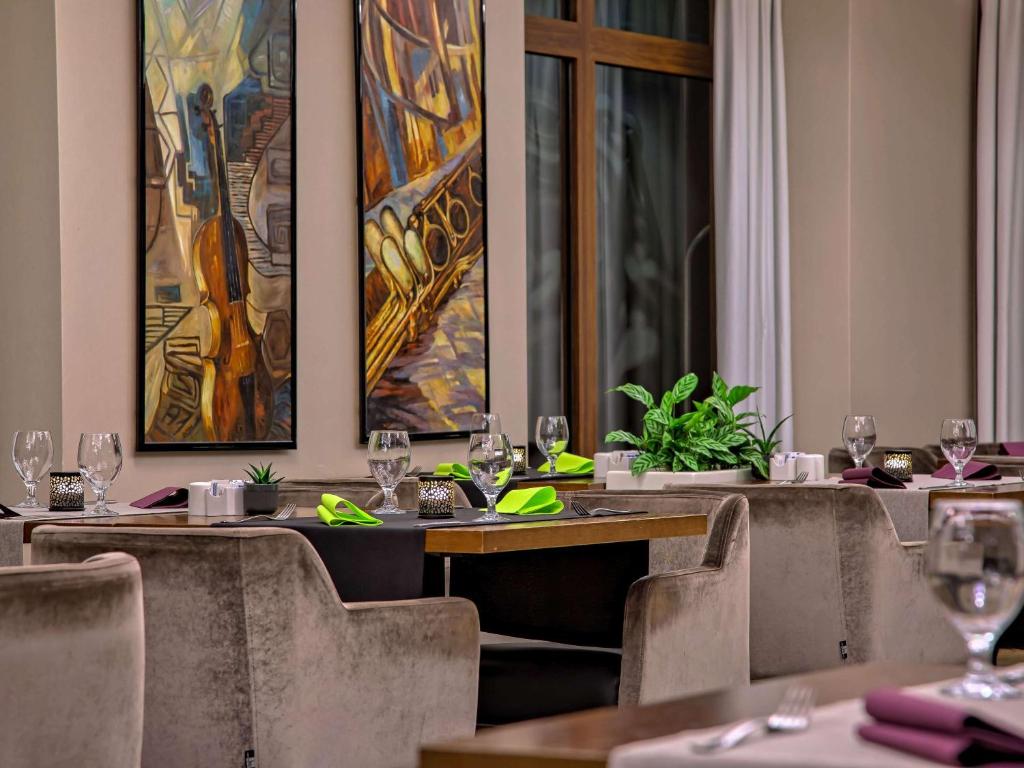 Reštaurácia alebo iné gastronomické zariadenie v ubytovaní Mercure Bydgoszcz Sepia