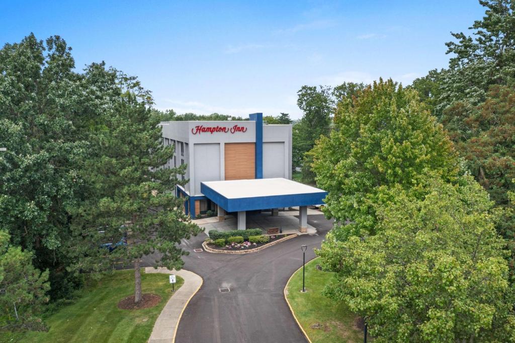 an overhead view of a building with a pavilion at Hampton Inn Cleveland-Westlake in Westlake