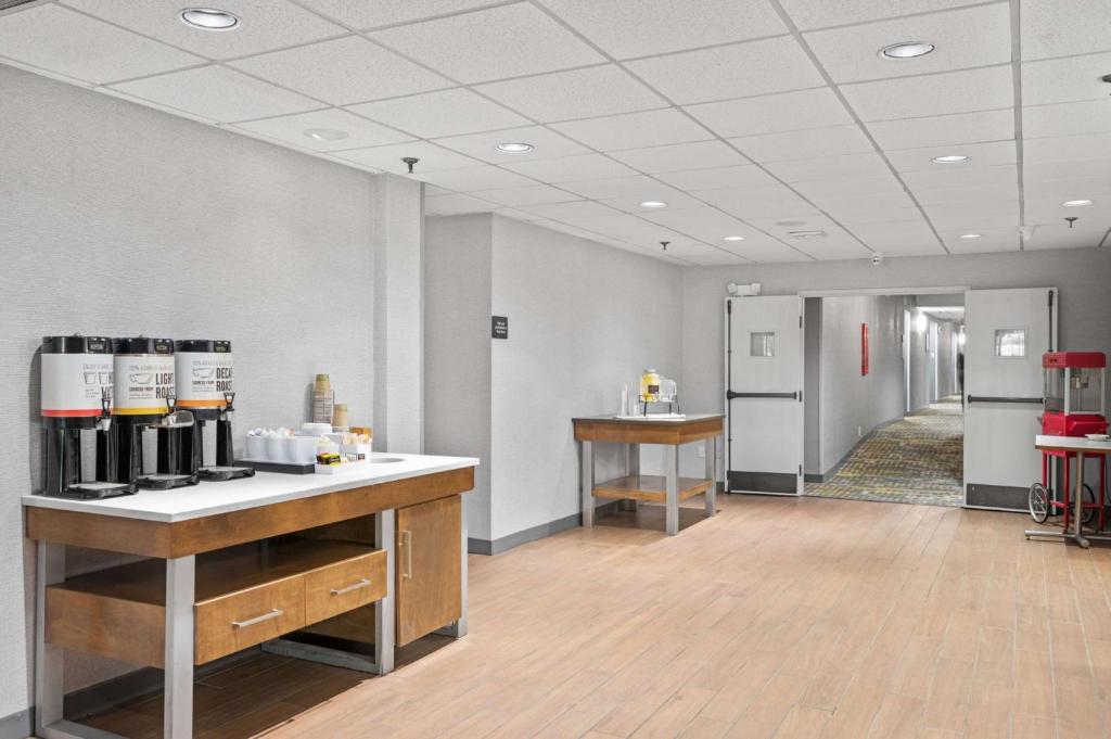 Hampton Inn Cleveland-Westlake photo