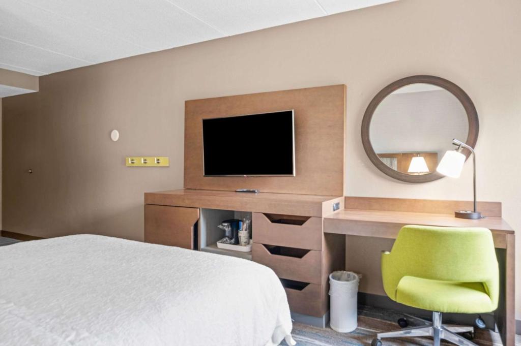Hampton Inn Cleveland-Westlake photo