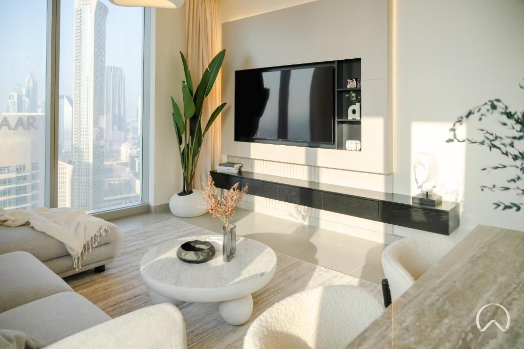 TV a/nebo společenská místnost v ubytování Oraya - 2BR apt in Downtown Blvd with Burj Khalifa views