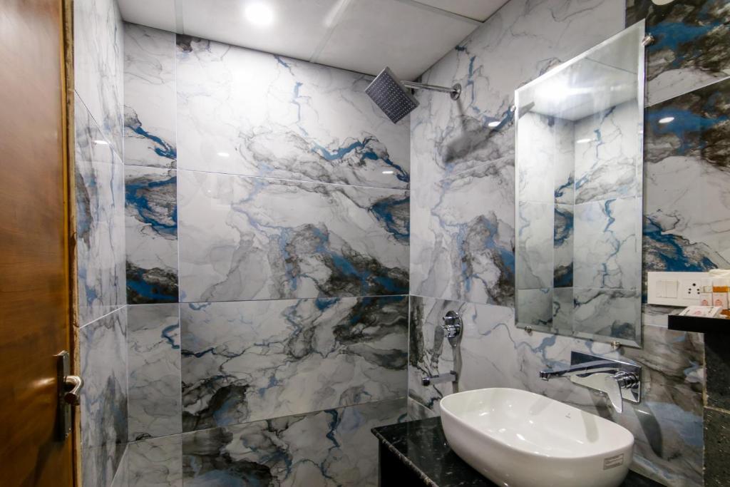 Un baño de Hotel Royal Rosette with free Wi-Fi near New Delhi Railway Station