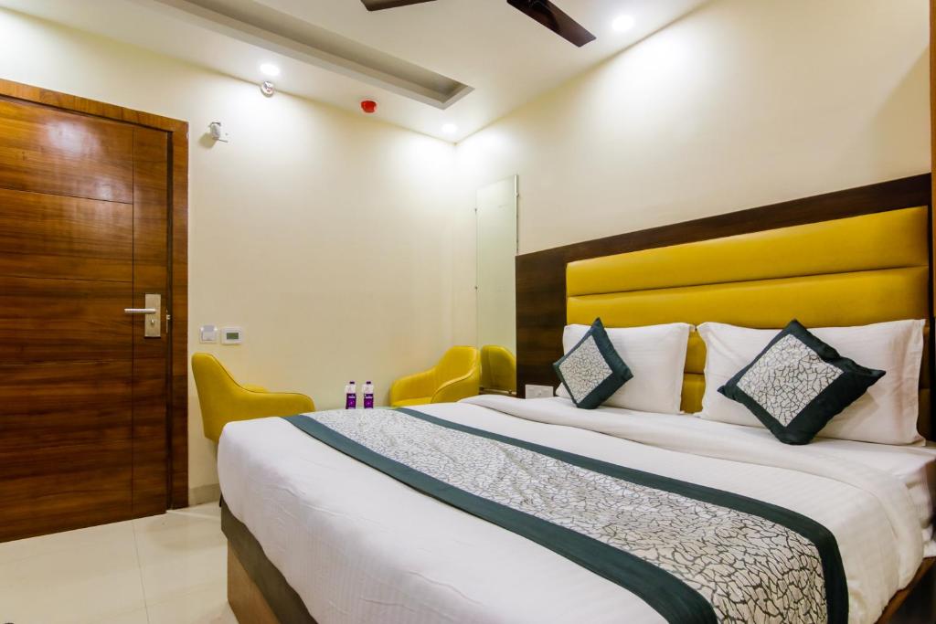 Cama o camas de una habitación en Hotel Royal Rosette with free Wi-Fi near New Delhi Railway Station