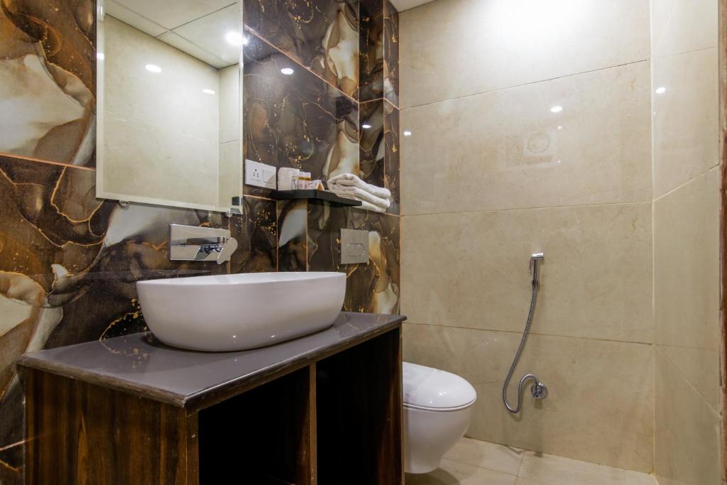 Un baño de Hotel Royal Rosette with free Wi-Fi near New Delhi Railway Station