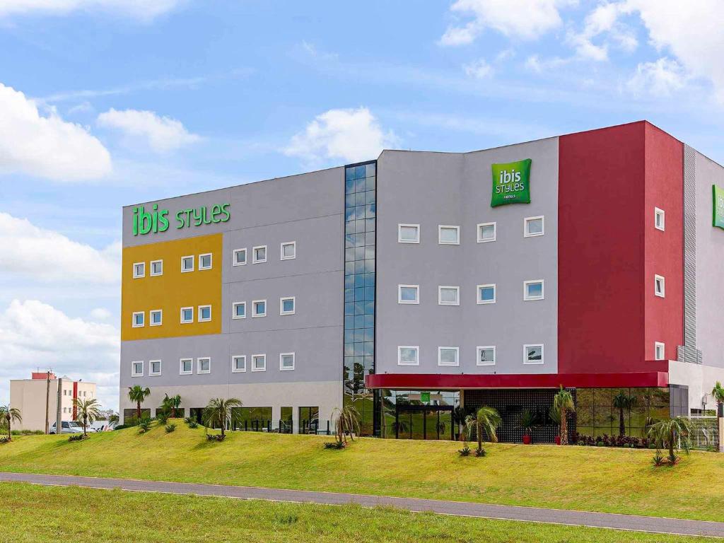 a large building with a sign on the side of it at ibis Styles Birigui in Birigui