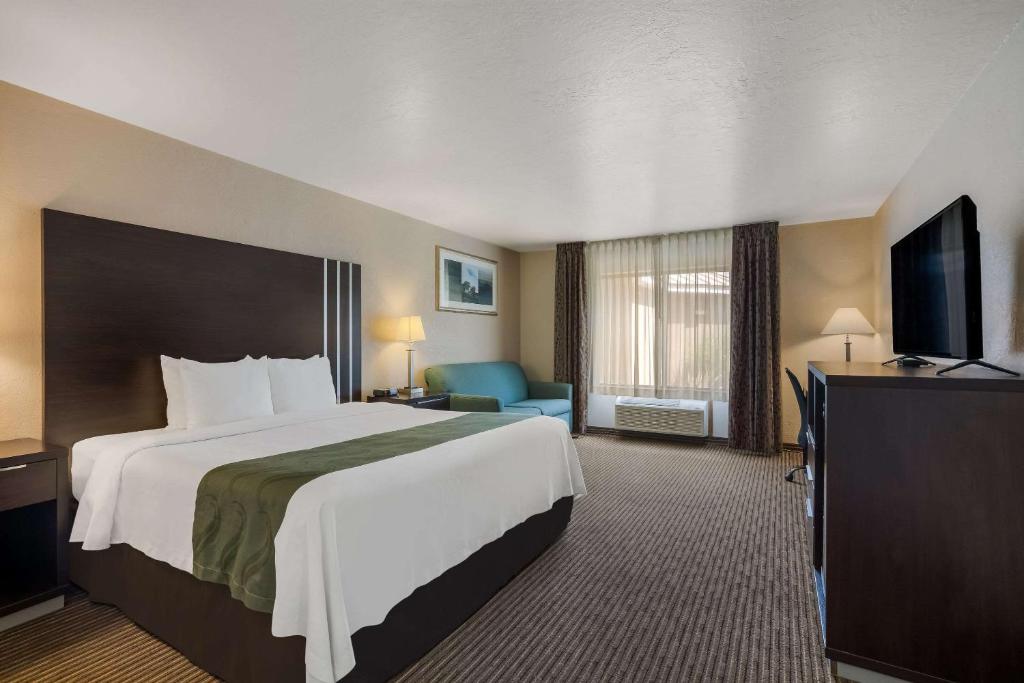 Postel nebo postele na pokoji v ubytování Quality Inn Richfield I-70
