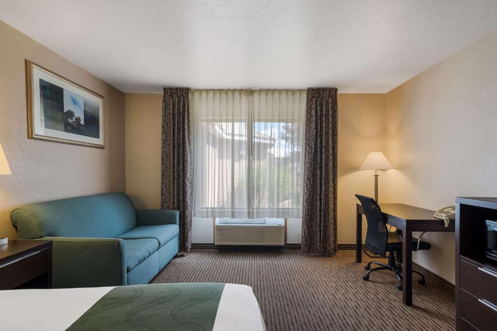 Postel nebo postele na pokoji v ubytování Quality Inn Richfield I-70