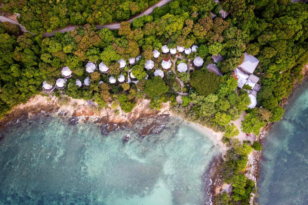 una vista aérea de la playa y del océano en Nimmanoradee Resort - SHA PLUS Certified, en Ko Samed