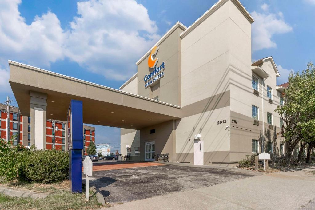 rysunek przedniej części budynku szpitala w obiekcie Comfort Inn & Suites Louisville Airport Fair & Expo w mieście Louisville