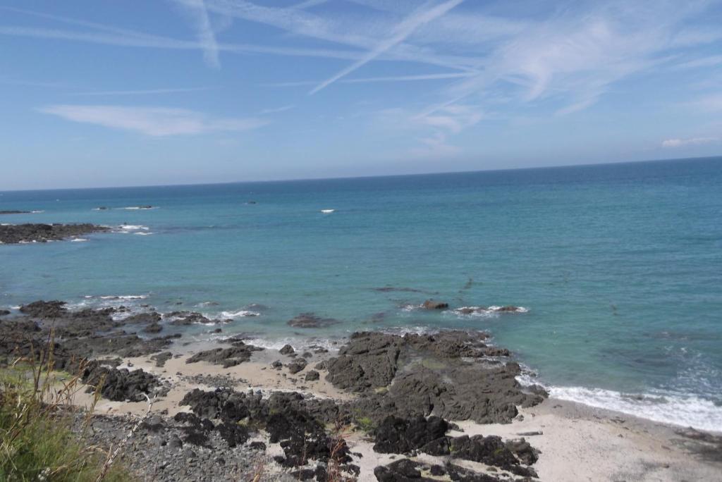 - une vue sur l'océan depuis une plage rocheuse dans l'établissement Granville hyper centre, à Granville