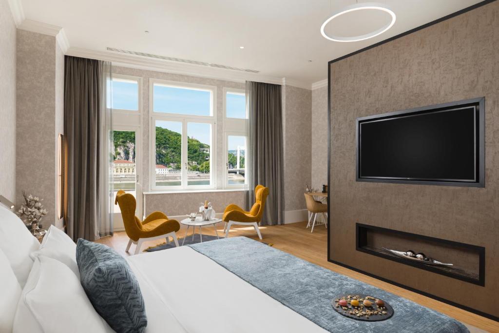 um quarto de hotel com uma cama e uma televisão de ecrã plano em Hotel Vision Budapest by Continental Group em Budapeste