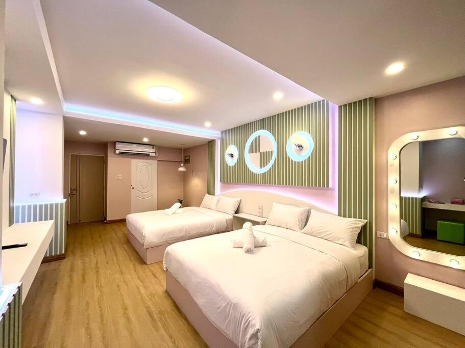 Tempat tidur dalam kamar di DiscoveryHome4 at Pratunammarket