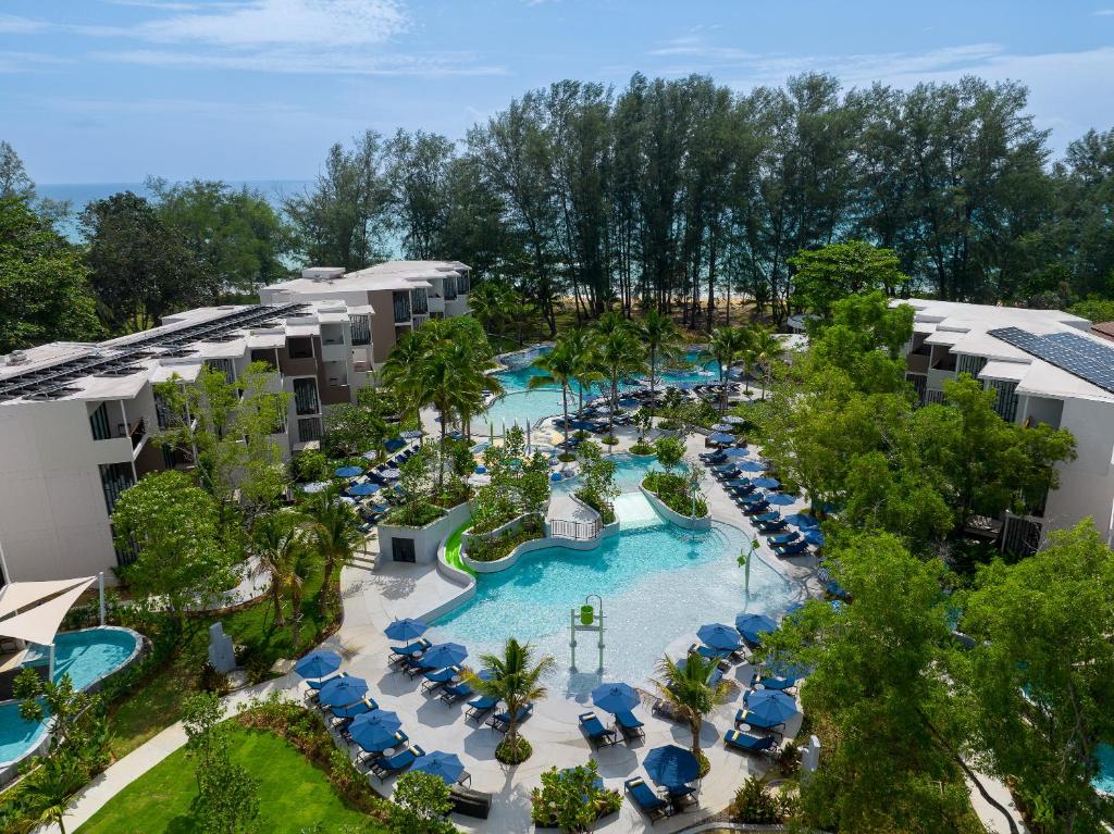 eine Luftansicht auf den Pool im Resort in der Unterkunft Le Méridien Phuket Mai Khao Beach Resort in Mai Khao Beach