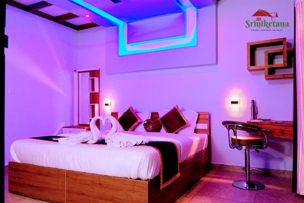 una camera con letto in una stanza con illuminazione viola di Sriniketana Homestay a Madikeri