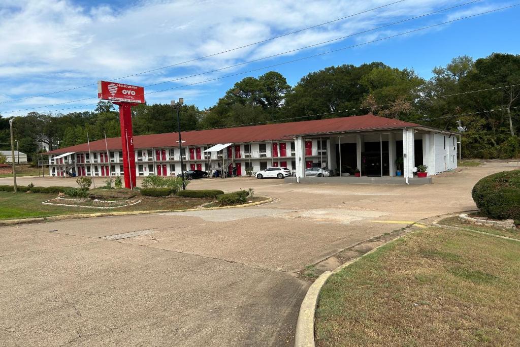 un estacionamiento vacío frente a un motel en OYO Hotel Jefferson TX Hwy 59, en Jefferson