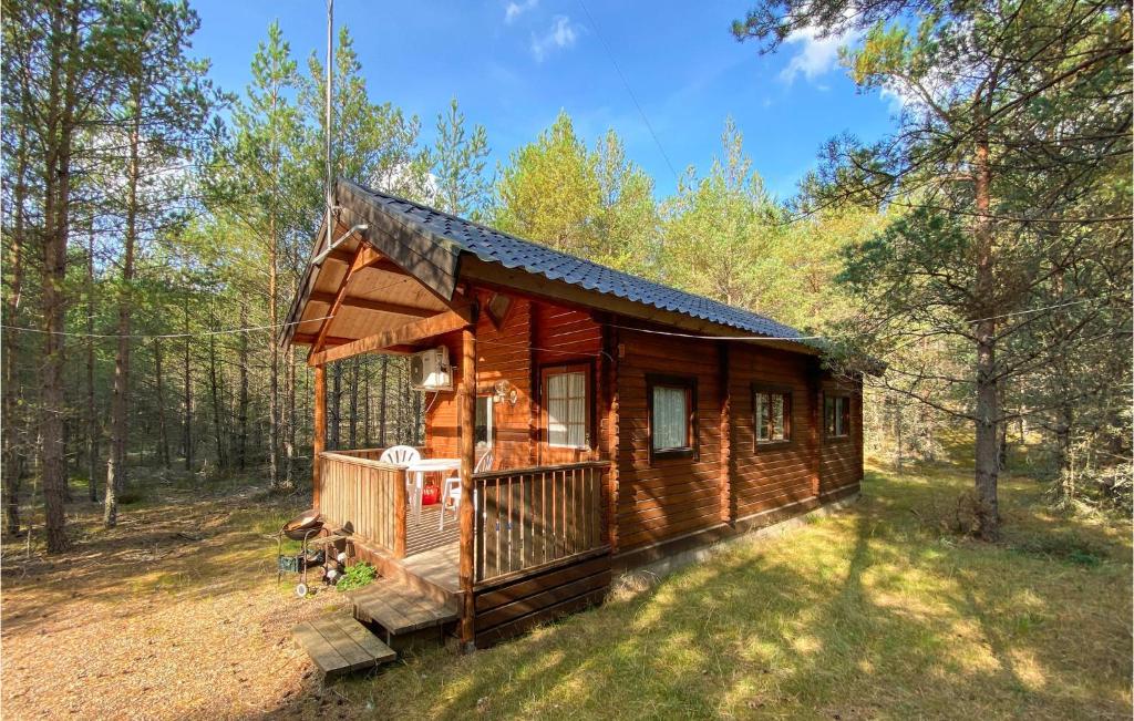 Cabaña de madera en el bosque con porche en Stuga 6, en Nybro