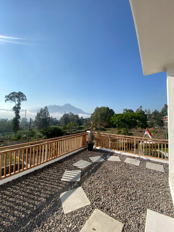 een uitzicht vanaf het balkon van een huis bij Villa Dangka in Kubupenlokan