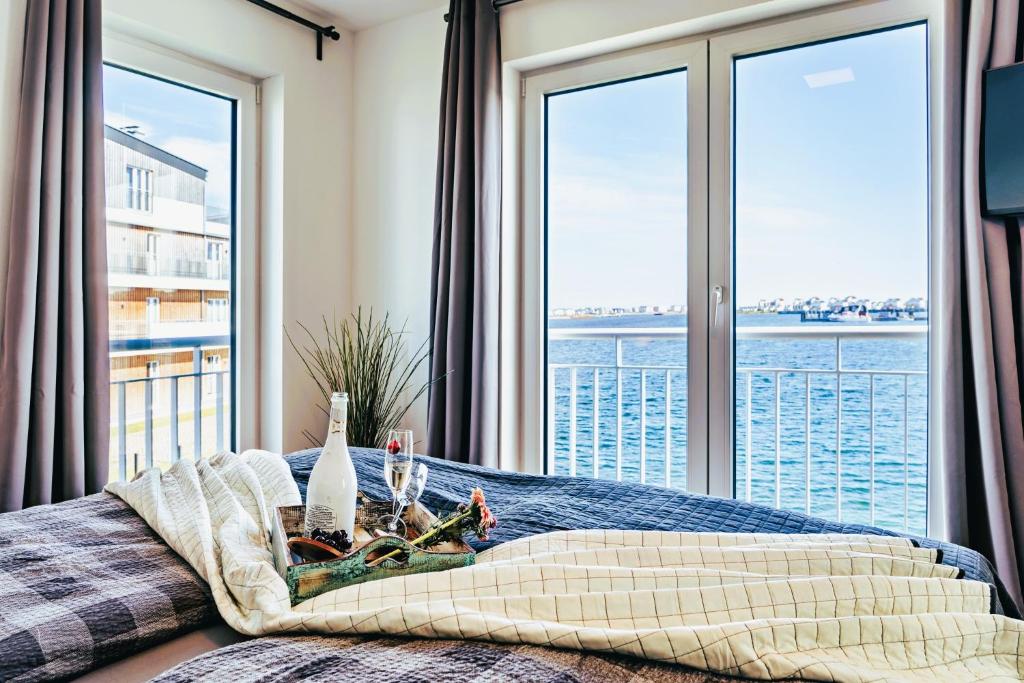 Postel nebo postele na pokoji v ubytování Schleivilla Hafenmeister by Seeblick Ferien ORO, Wasserbett, Billardtisch,Kamin,Sauna