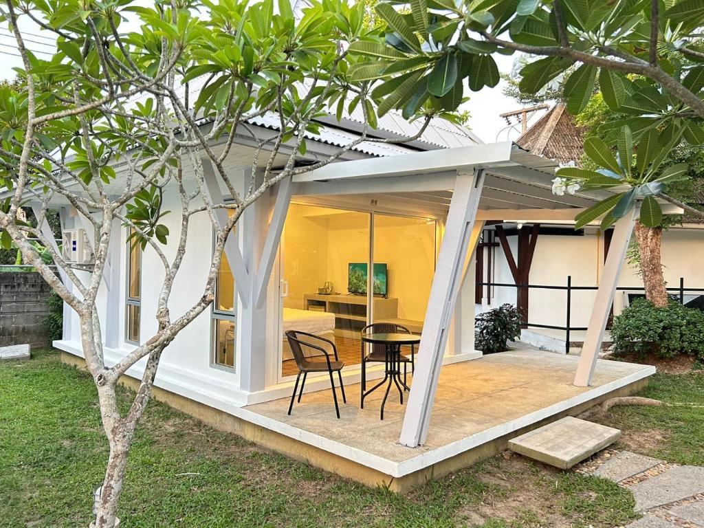 - une cuisine et un coin repas dans une maison avec une terrasse dans l'établissement Thiptara Resort, à Nathon Bay