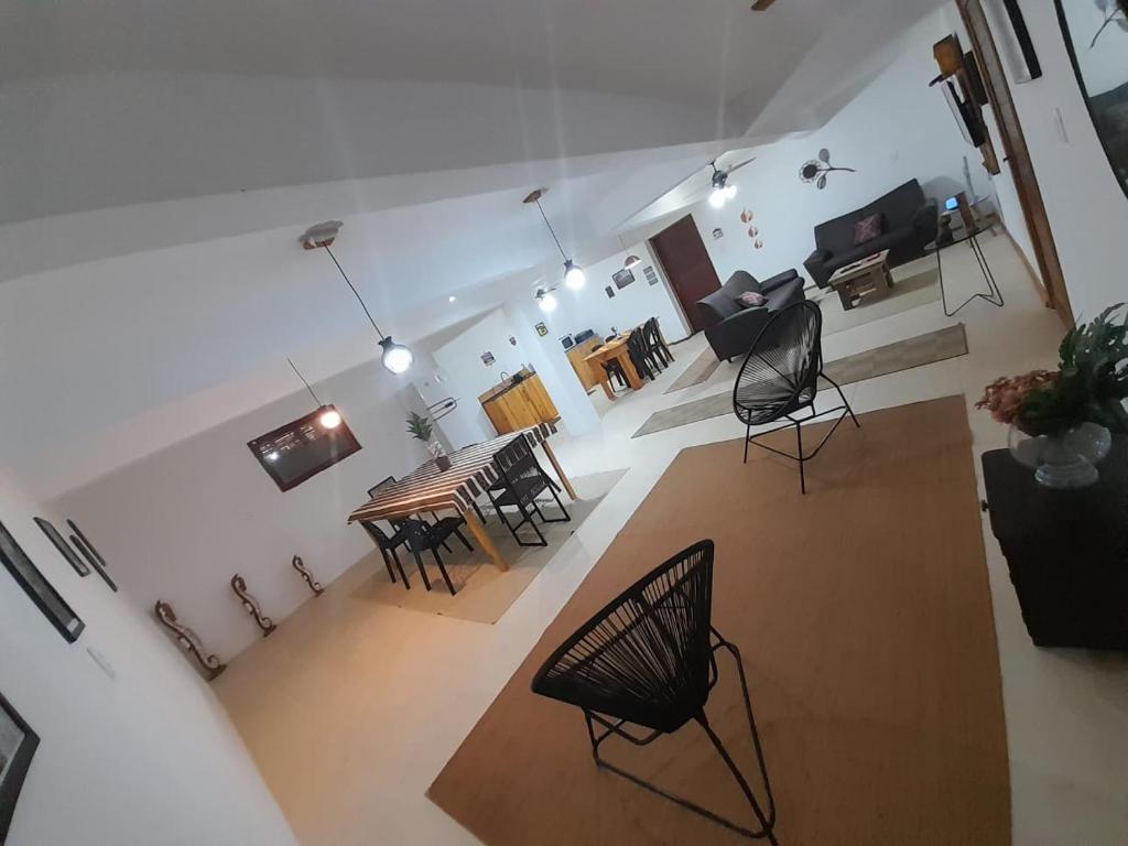Vista aérea de una sala de estar con mesa y sillas en Casa Sol do Gostoso, en São Miguel do Gostoso