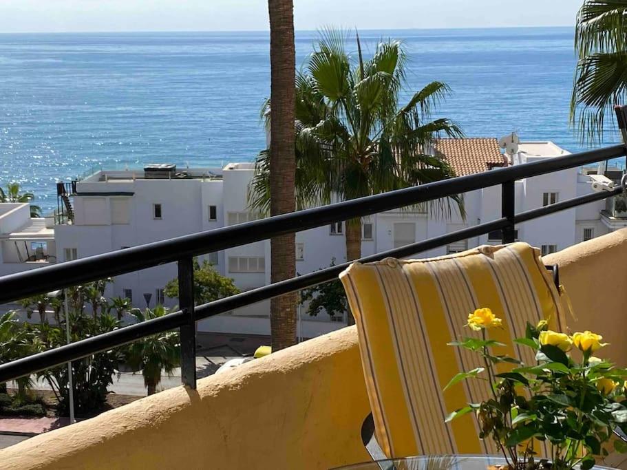 2 Stühle auf einem Balkon mit Meerblick in der Unterkunft Ocean Casino in Benalmádena