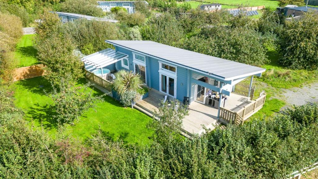 una vista aérea de una casa azul con terraza en Cutterbrough, Great Field Lodges, en Braunton